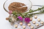 istle-plants-with-powdered-extract-and-supplements.jpg